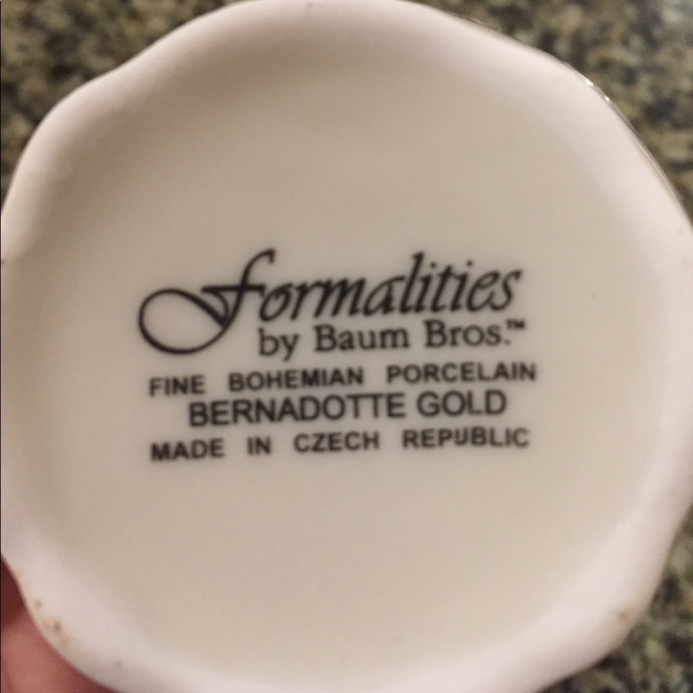 Fine china set - Picture 2 of 2